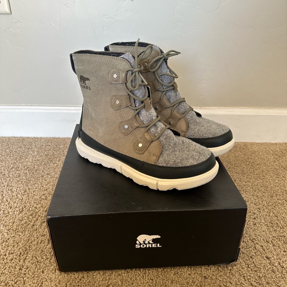 New Sorel Explorer Joan Felt Women’s boots. Size 9.5. Green, black and grey